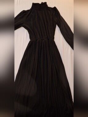 B.yu Elegant Black Long-Sleeve Pleated Maxi Dress